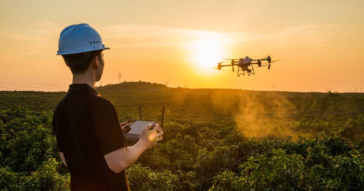 Produtor rural pilotando drone agrícola DJI Agras T50.