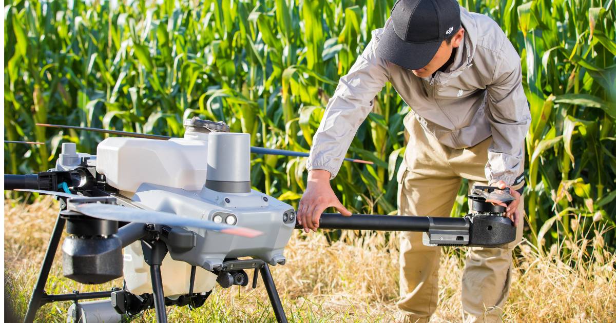 Homem manipulando drone DJI Agras T25