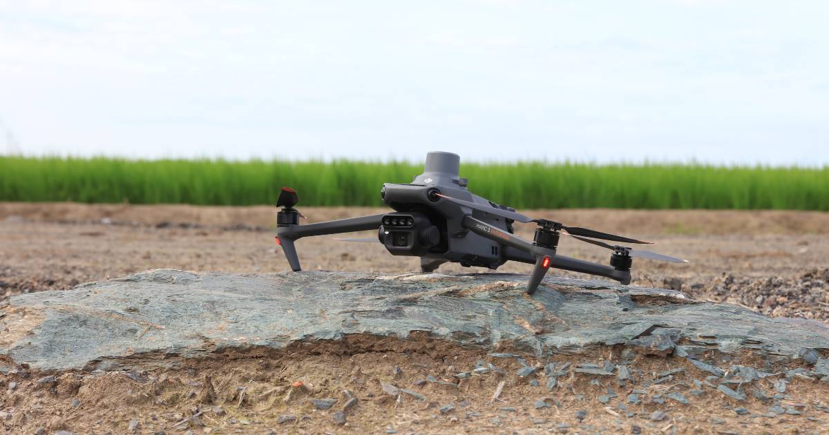 DJI Mavic 3M sobre terra.