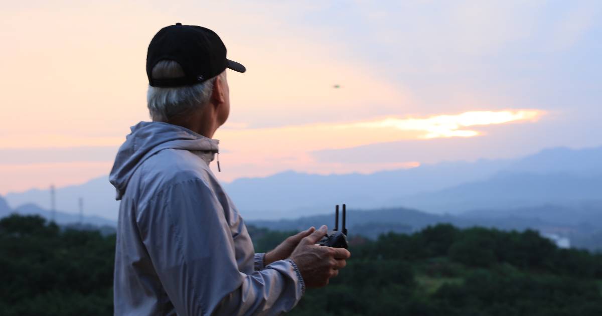 Homem pilotando Mavic 3M.